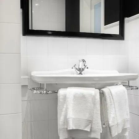 Supeluse-strassel With Gated Parking