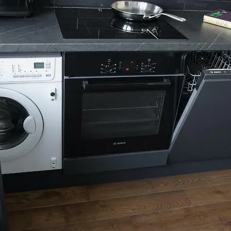 Supeluse-strassel With Gated Parking *