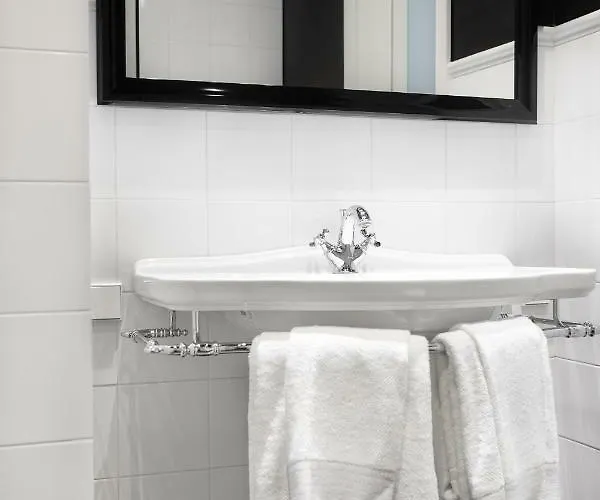 Supeluse-strassel With Gated Parking