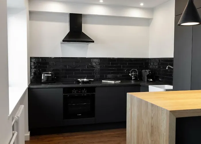 Supeluse-strassel With Gated Parking